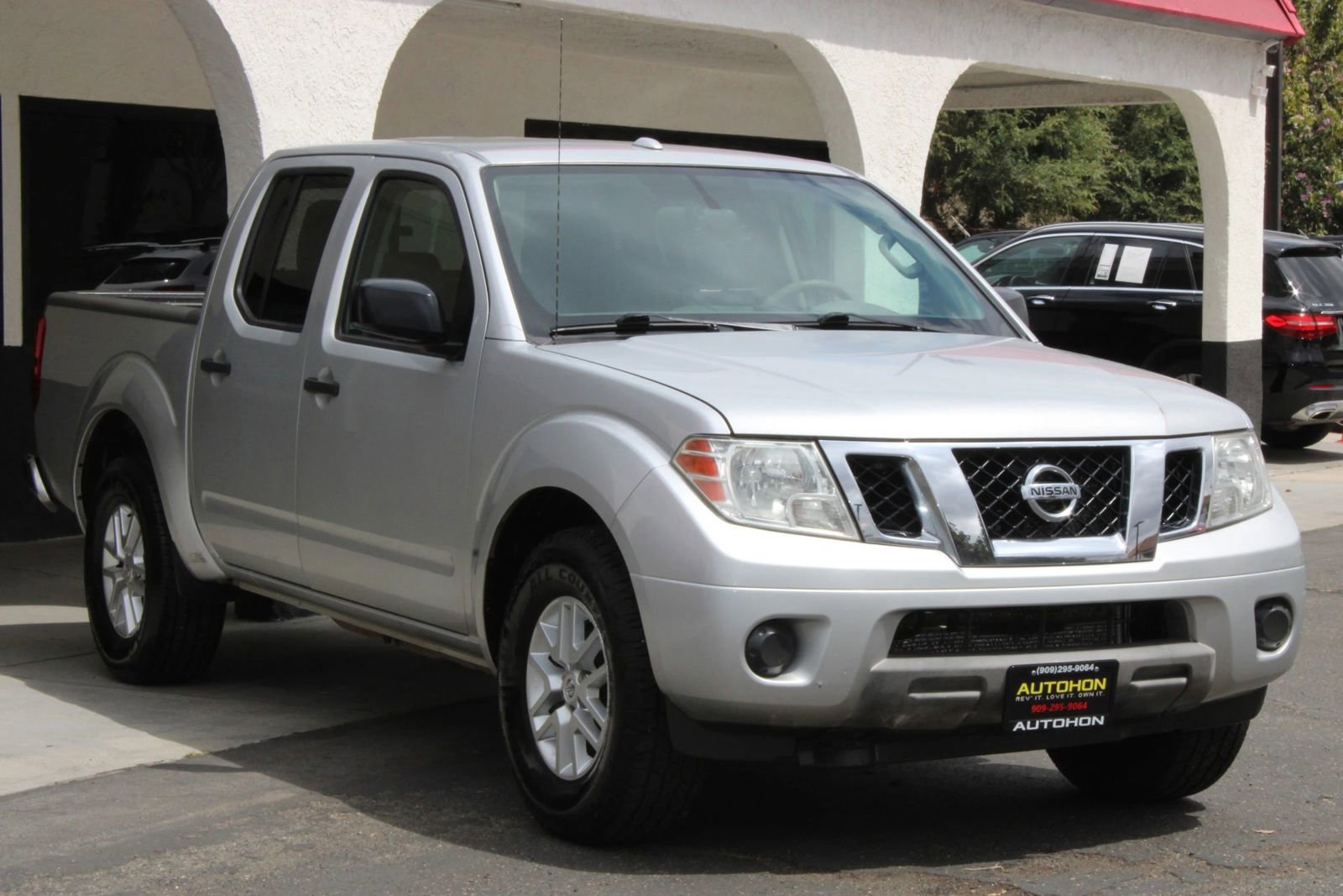 Used 2014 Nissan Frontier SV image 2