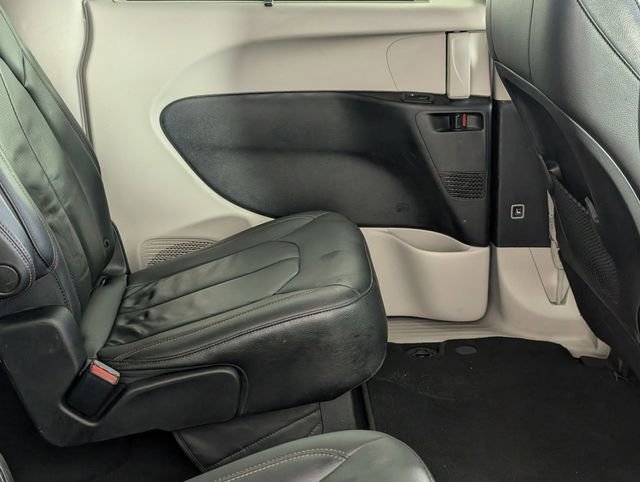 Used 2019 Chrysler Pacifica Touring-L image 30