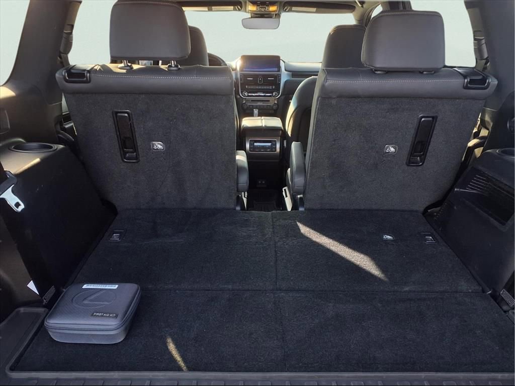 Used 2023 Lexus GX 460 Premium w/ Accessory Package image 33