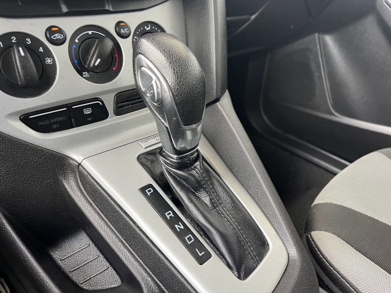 Used 2014 Ford Focus SE w/ SE Sport Package image 25
