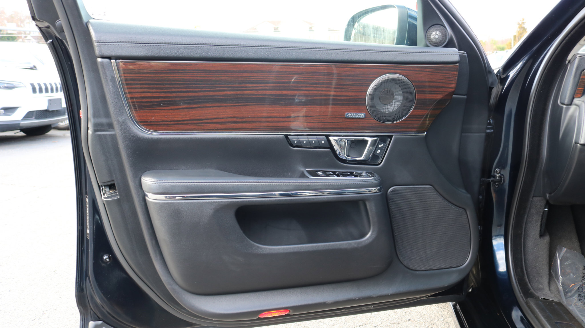 Used 2016 Jaguar XJ R-Sport image 12