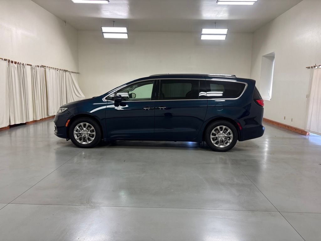 Used 2021 Chrysler Pacifica Touring-L FWD image 5