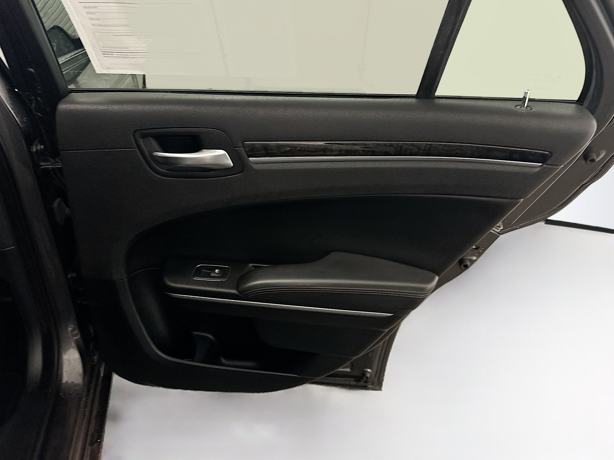 Used 2018 Chrysler 300 Limited AWD/4WD image 32