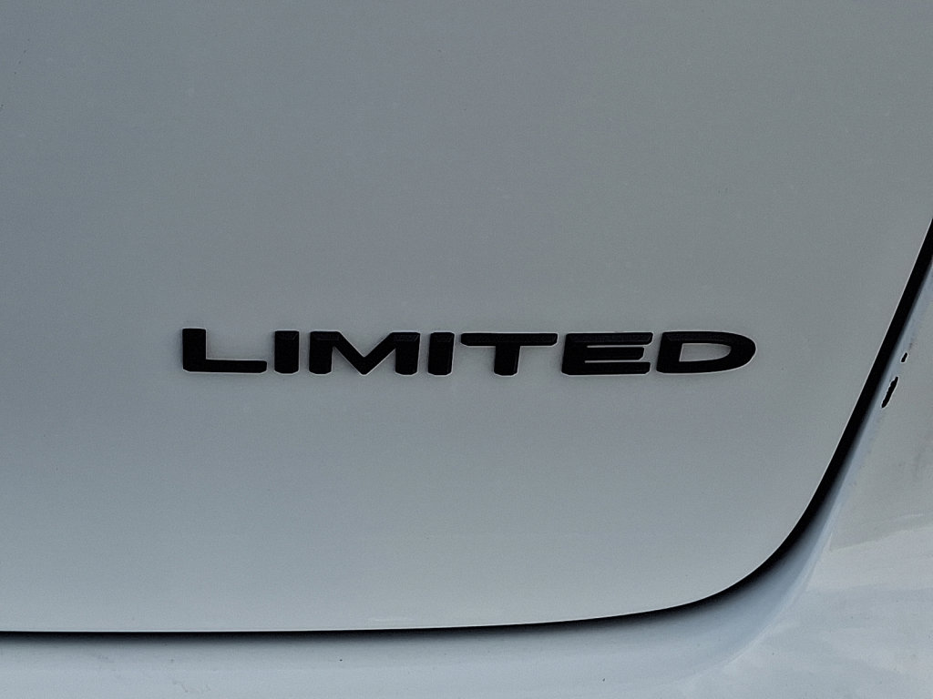 Used 2025 Chrysler Pacifica Limited image 16