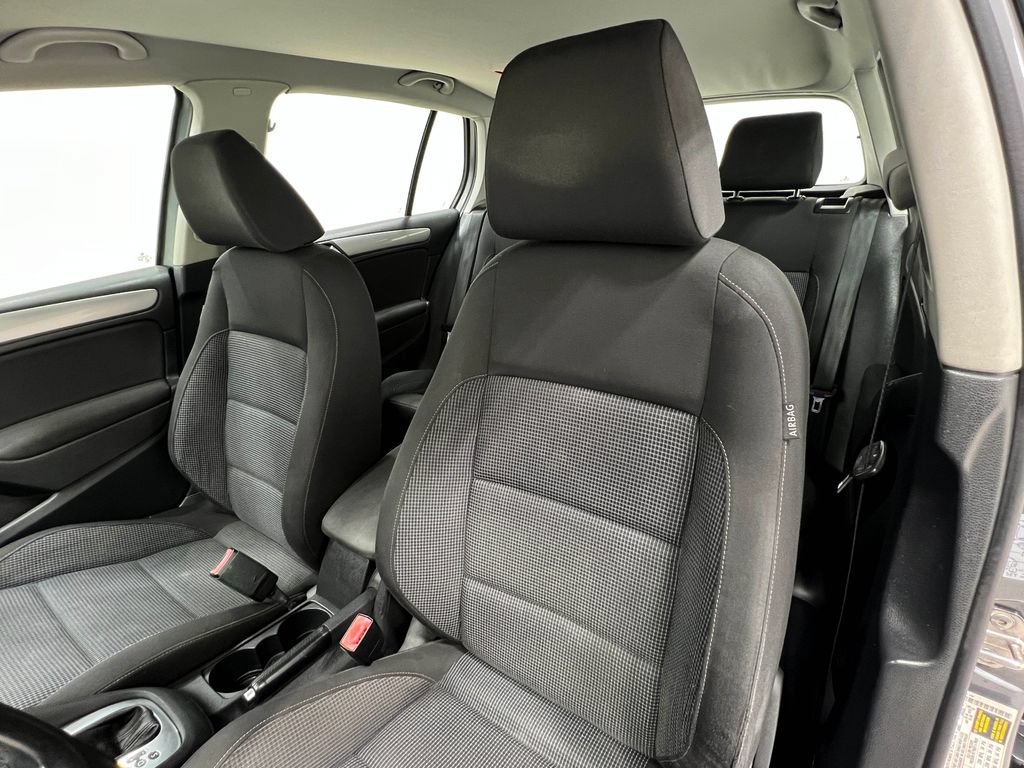 Used 2013 Volkswagen Golf 4-Door FWD image 12