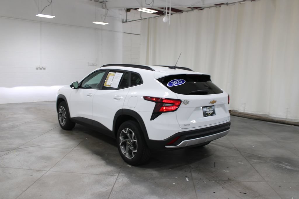Used 2025 Chevrolet Trax LT FWD image 7