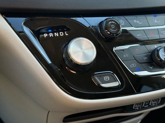 Used 2024 Chrysler Pacifica Touring-L image 23