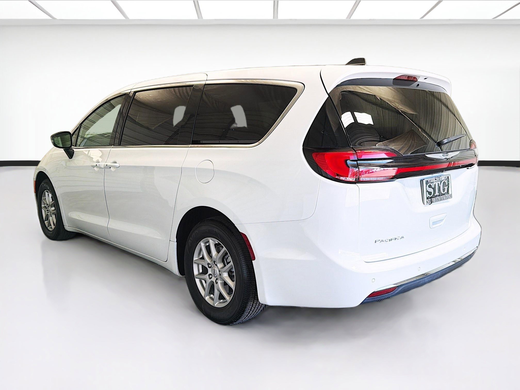 Used 2025 Chrysler Pacifica Select FWD image 6