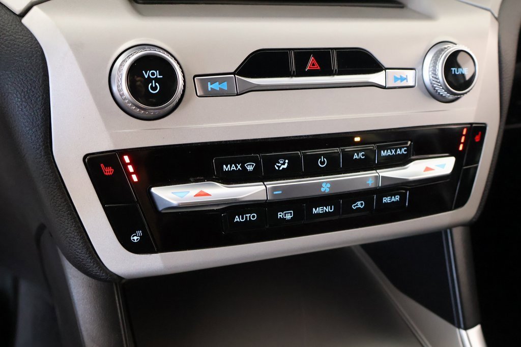 Used 2023 Ford Explorer XLT w/ Equipment Group 202A image 7