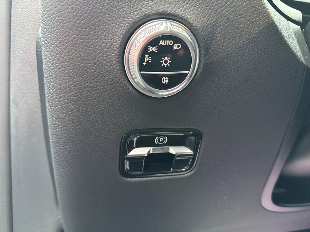 Used 2025 Mercedes-Benz GLC 300 4MATIC image 11