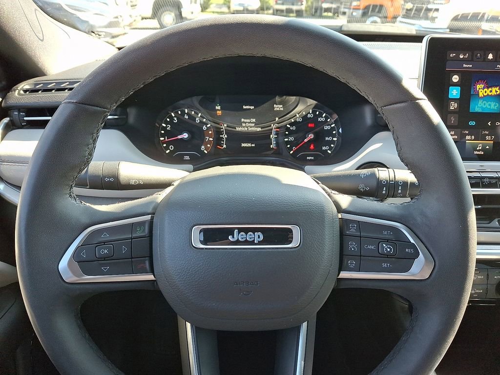 Used 2025 Jeep Compass Limited image 17