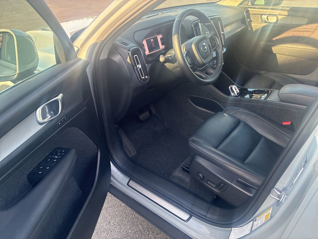Used 2025 Volvo XC40 B5 Plus image 7