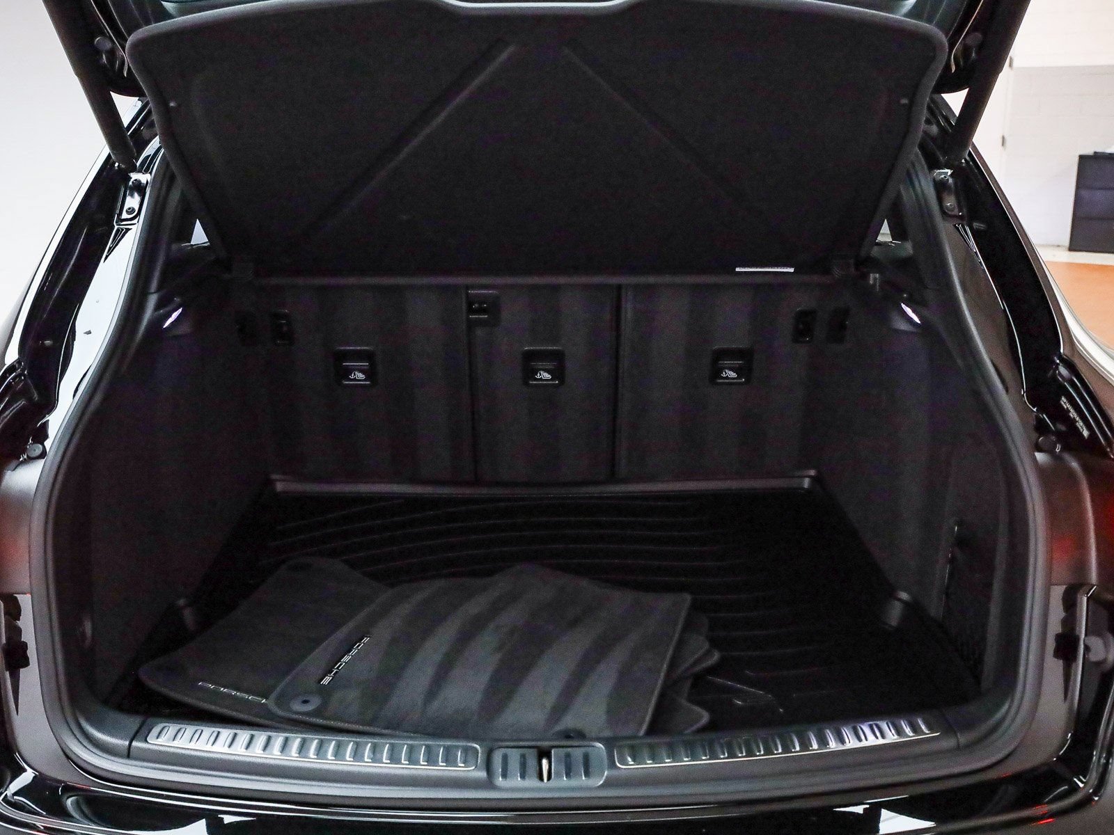 Certified 2025 Porsche Macan AWD/4WD image 31