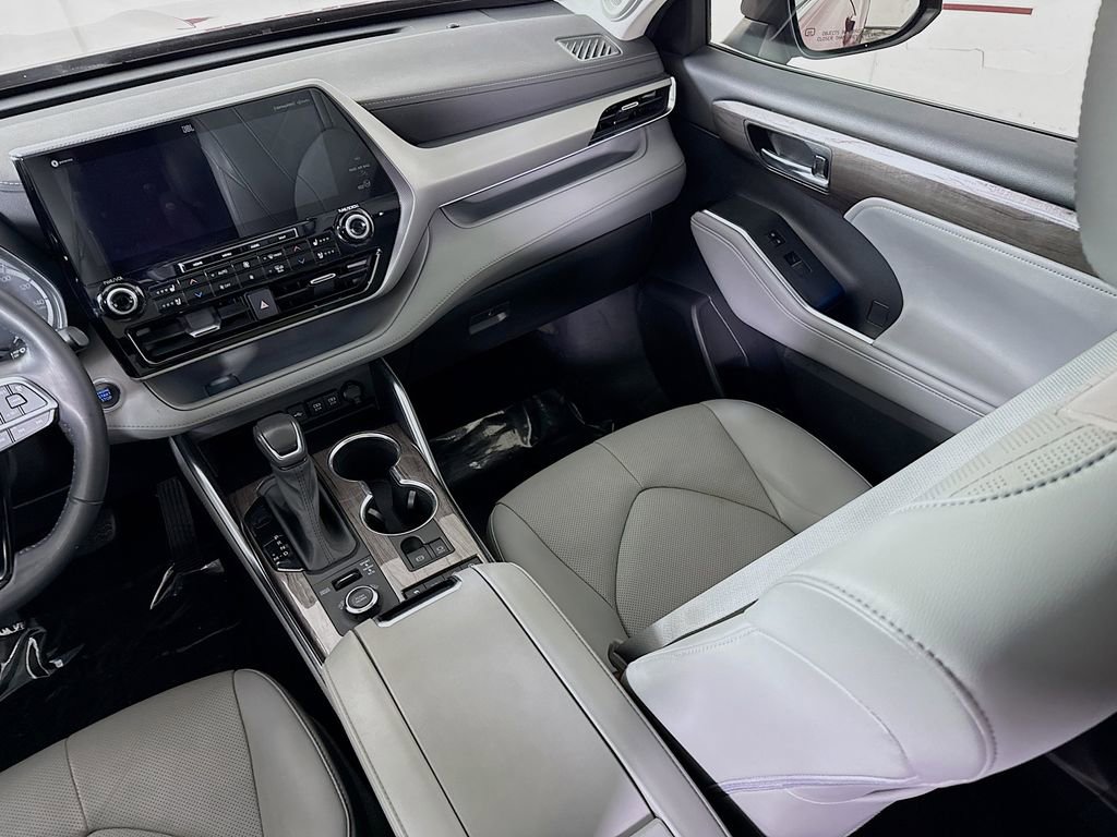 Used 2021 Toyota Highlander Platinum image 27