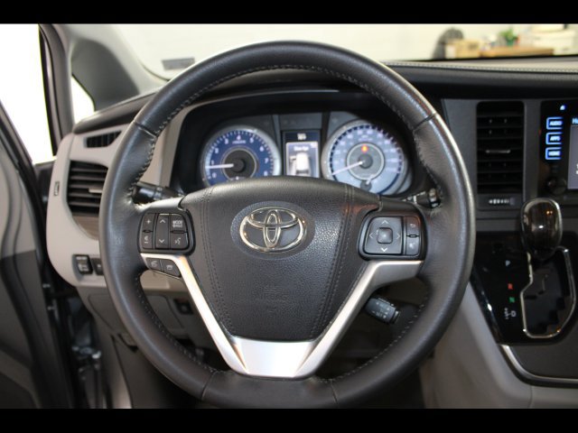 Used 2017 Toyota Sienna XLE w/ XLE Navigation Package FWD image 21
