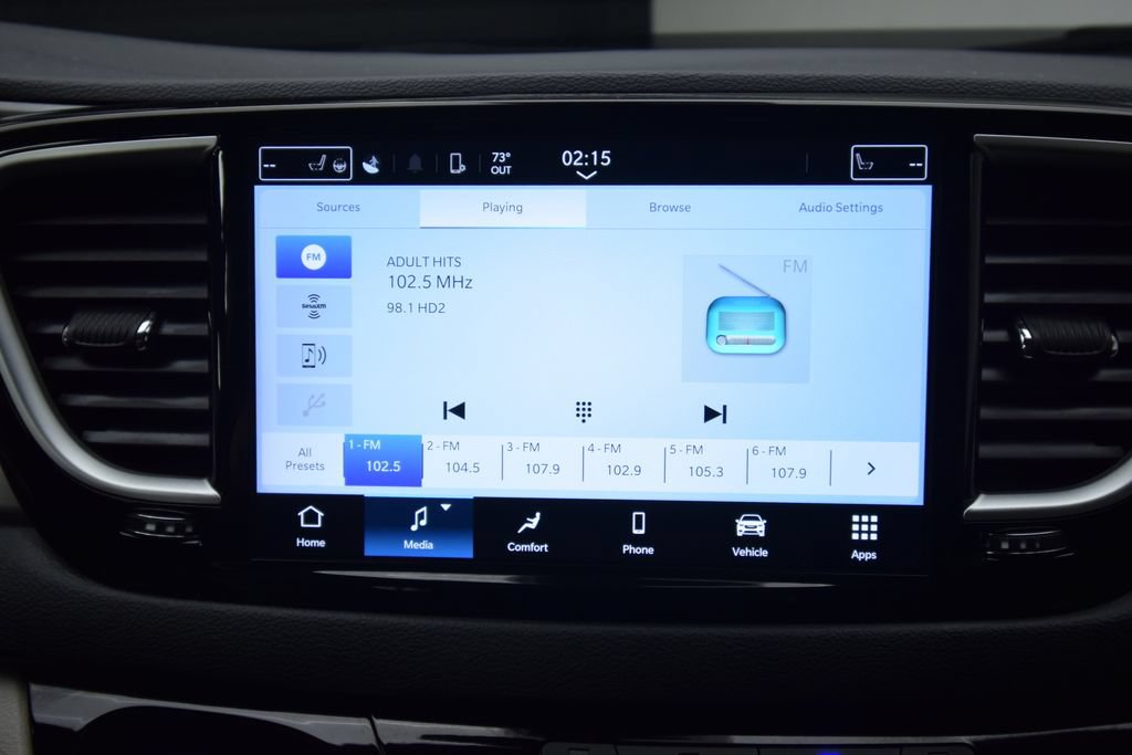Used 2023 Chrysler Pacifica Touring-L FWD image 16