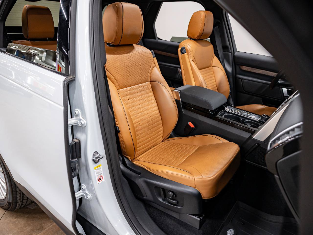 Used 2019 Land Rover Discovery HSE AWD/4WD image 15
