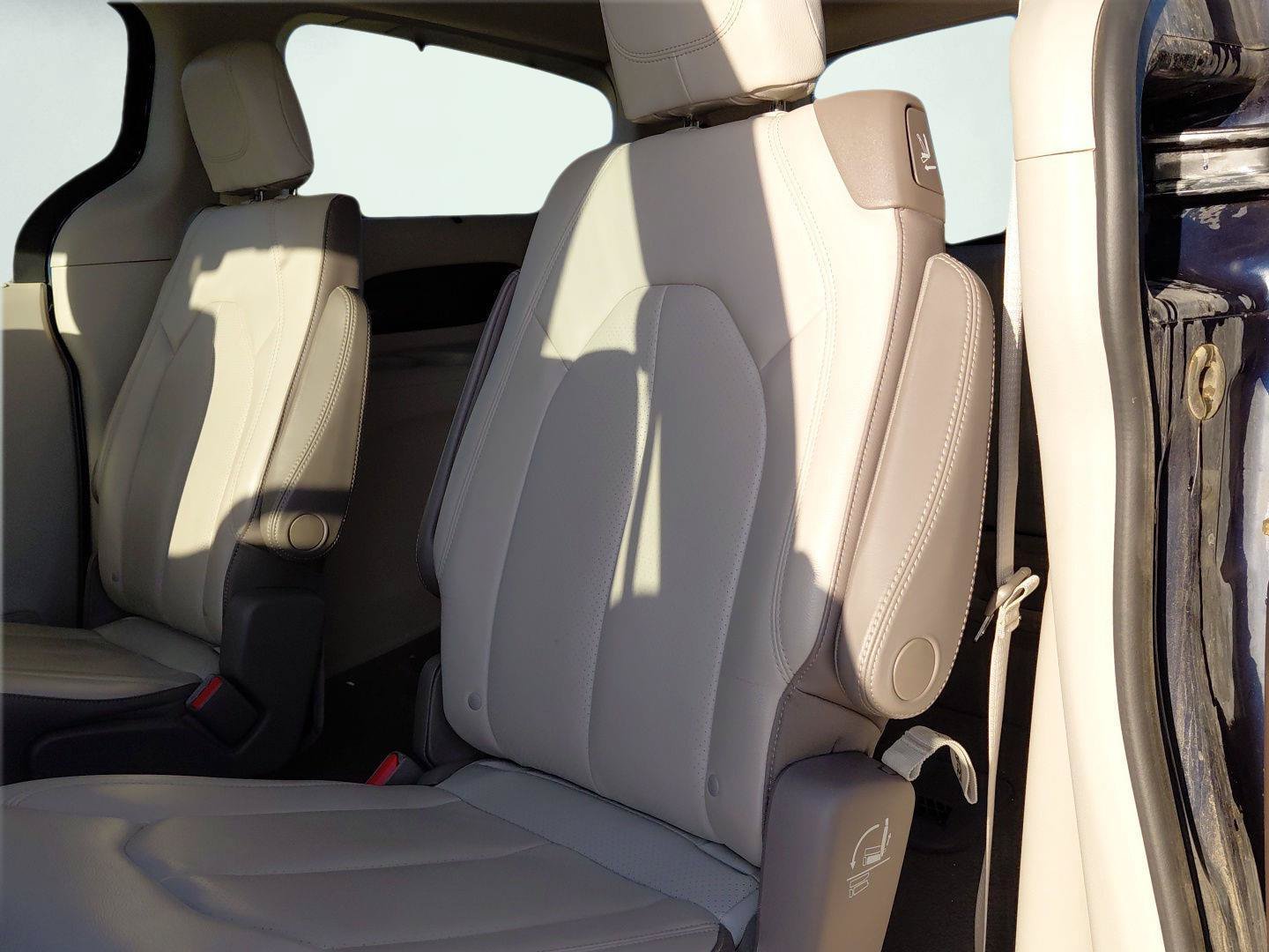 Used 2017 Chrysler Pacifica Touring-L Plus w/ Advanced Safetytec Group FWD image 38