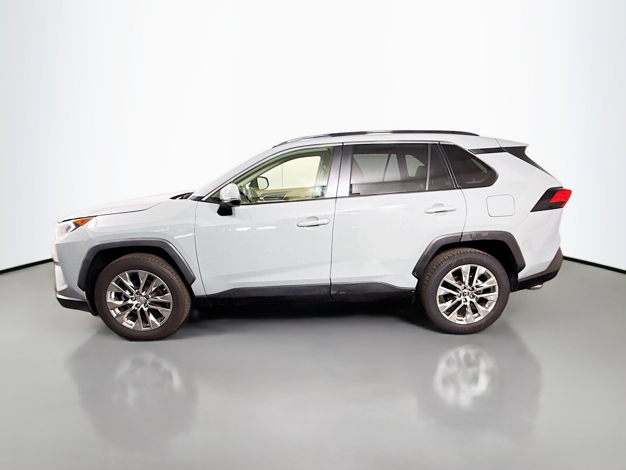 Used 2019 Toyota RAV4 XLE Premium image 6