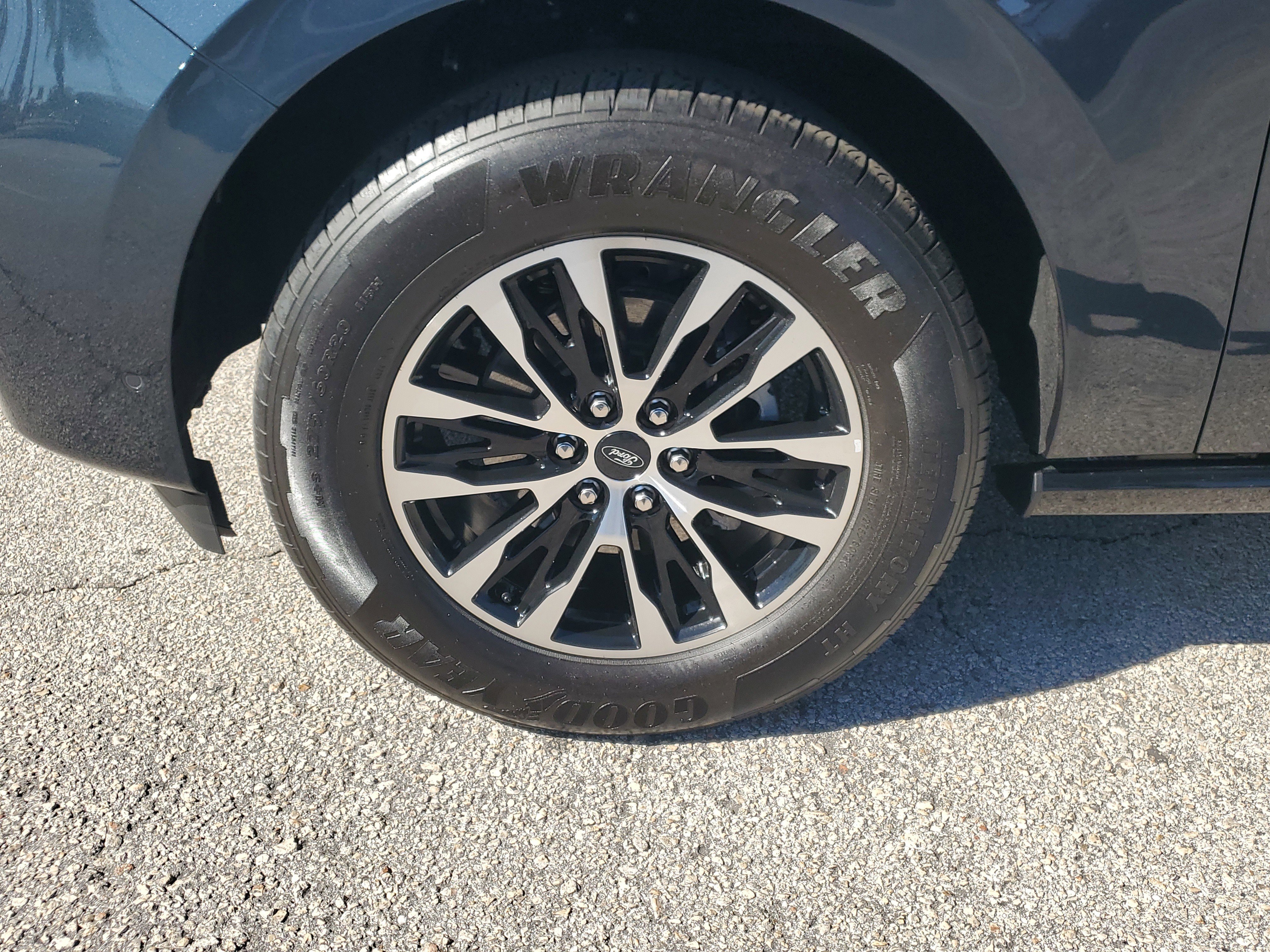 Certified 2025 Ford Expedition Platinum image 5