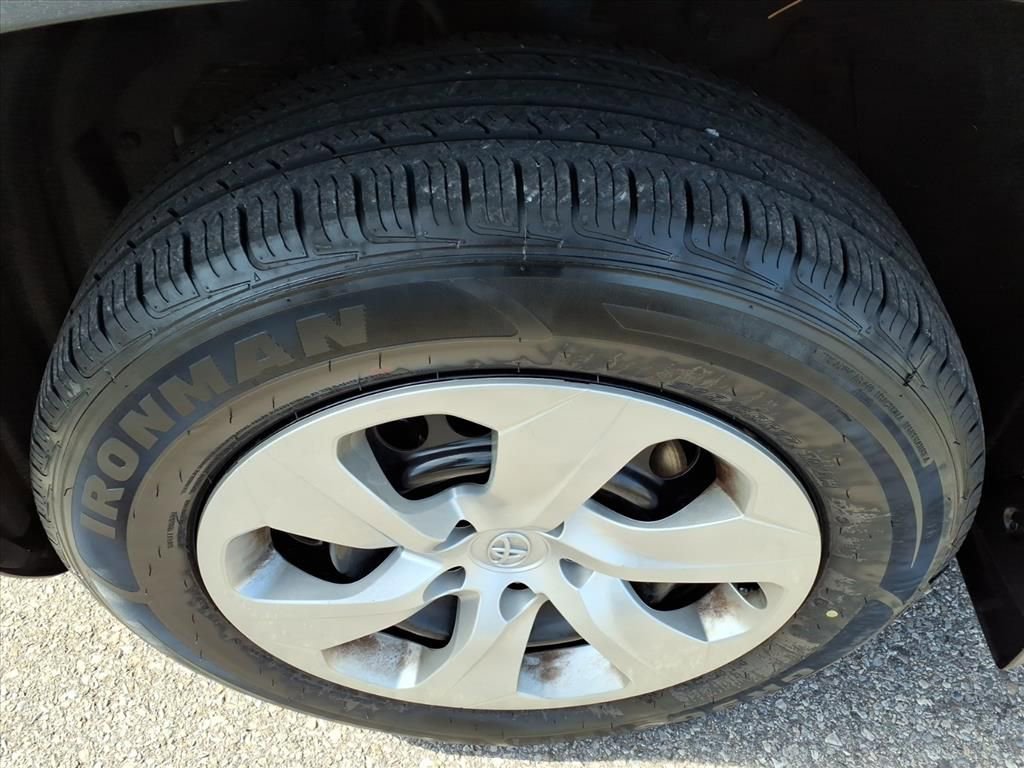 Used 2021 Toyota RAV4 LE FWD image 8