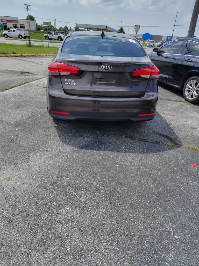 Used 2017 Kia Forte LX FWD image 4