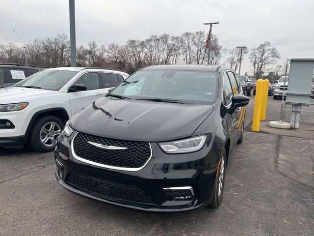 Used 2025 Chrysler Pacifica Select image 22