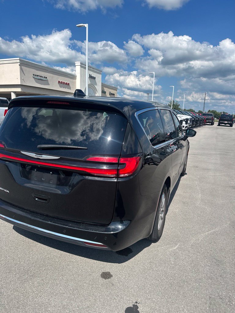 Used 2024 Chrysler Pacifica Touring-L FWD image 5
