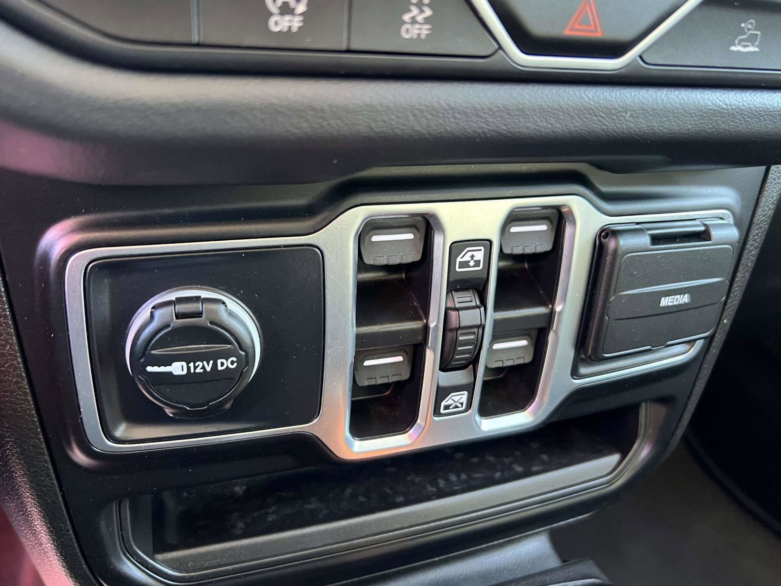 Used 2025 Jeep Wrangler Sahara image 30