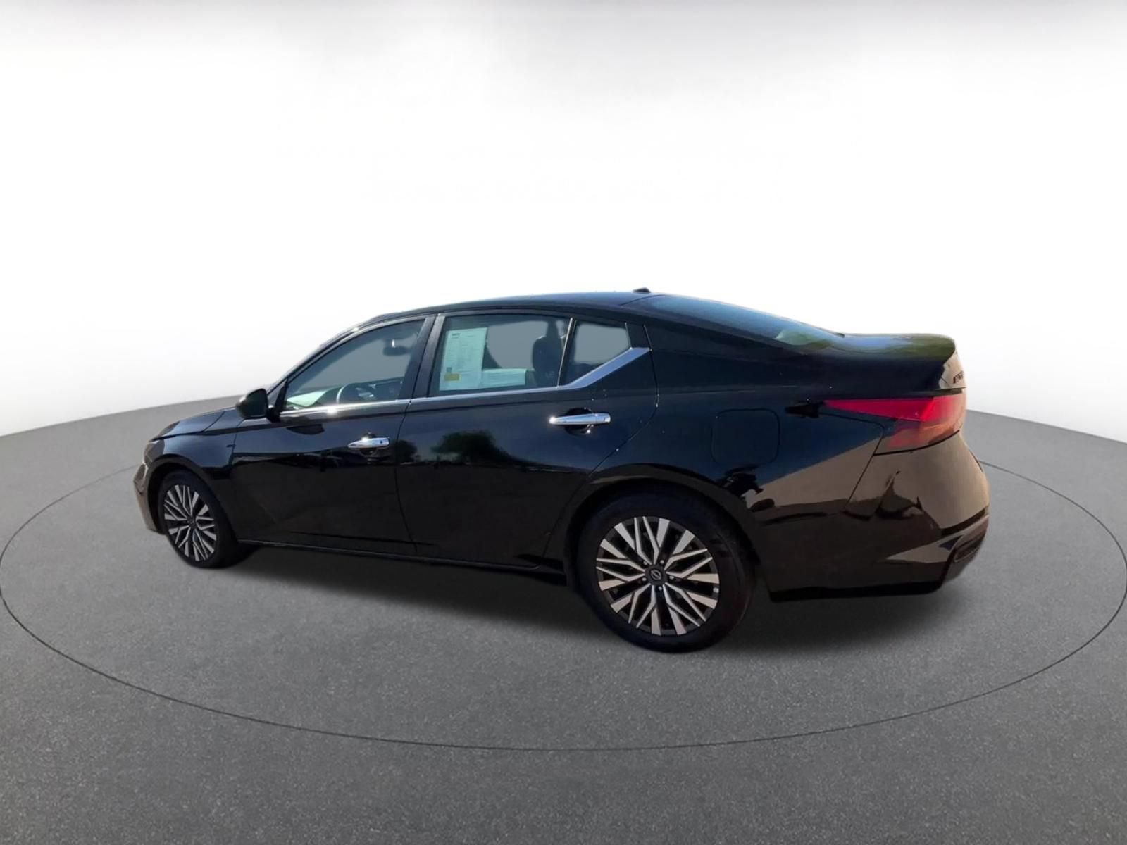Used 2025 Nissan Altima 2.5 SV FWD image 9