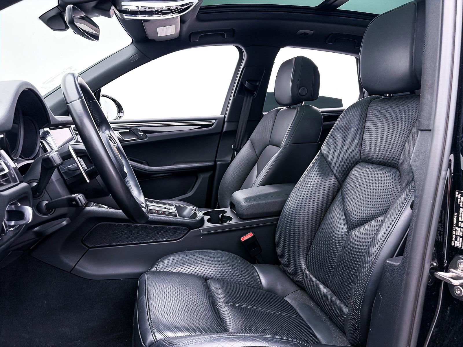 Used 2023 Porsche Macan Turbo image 19