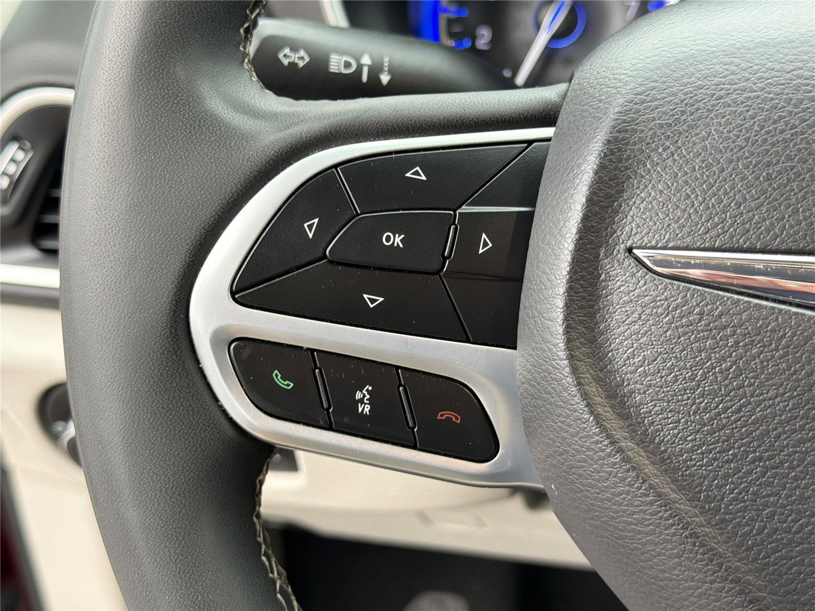 Used 2023 Chrysler Pacifica Touring-L FWD image 26
