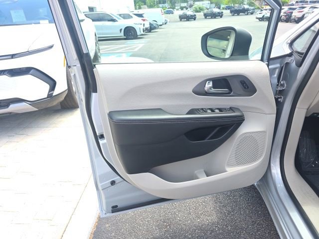 Used 2023 Chrysler Pacifica Touring-L FWD image 13