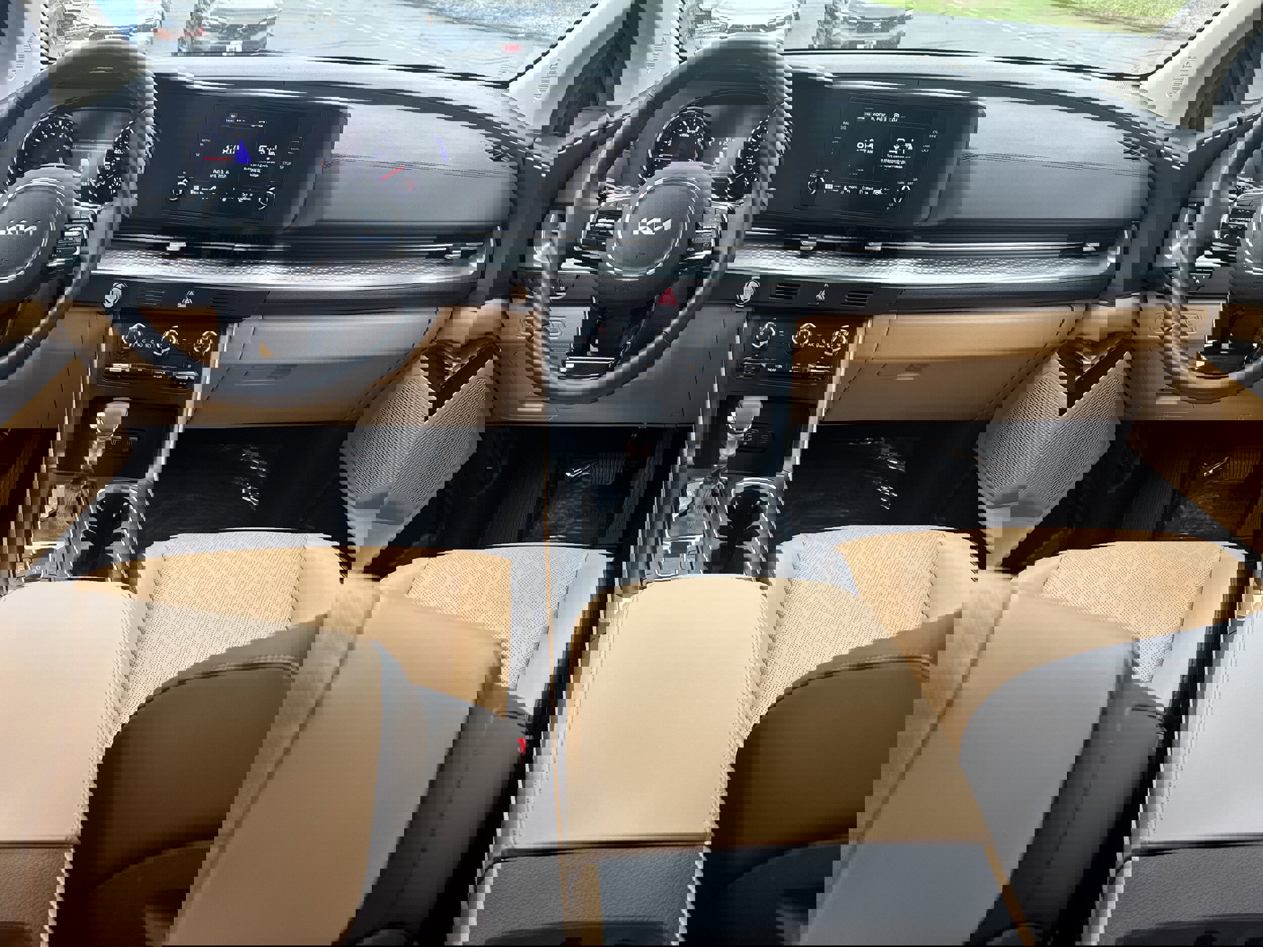 Used 2024 Kia Carnival LX image 15