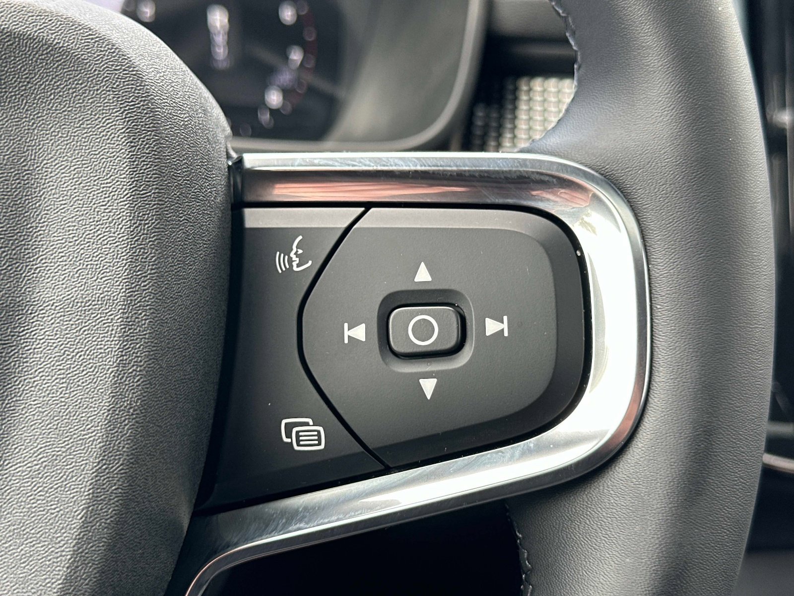 Used 2022 Volvo XC40 T5 R-Design image 32