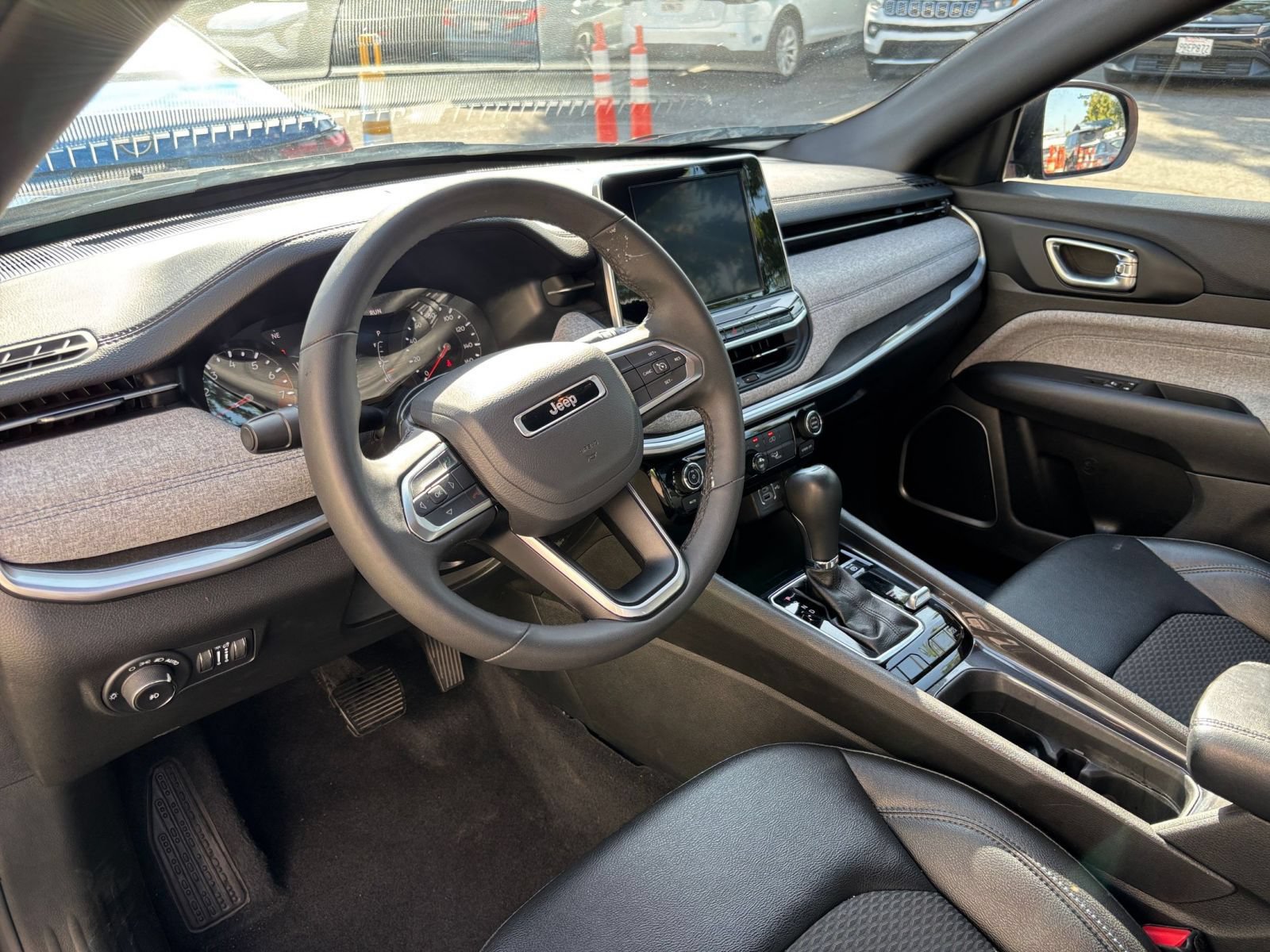 Used 2025 Jeep Compass Latitude AWD/4WD image 34