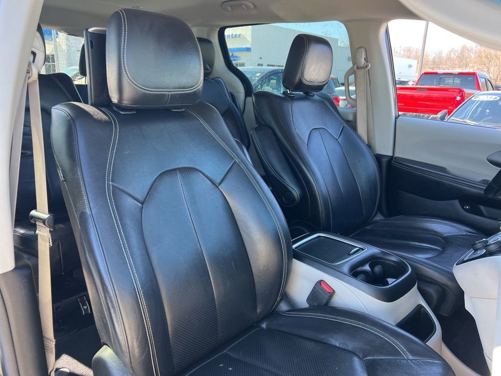 Used 2022 Chrysler Pacifica Touring-L w/ Uconnect Theater Family Group image 28
