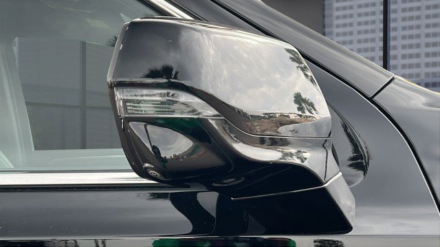 Used 2023 GMC Yukon XL SLT w/ SLT Luxury Package image 3