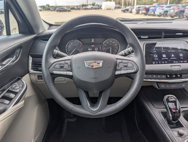 Used 2022 Cadillac XT4 Luxury w/ Cold Weather Package FWD image 23