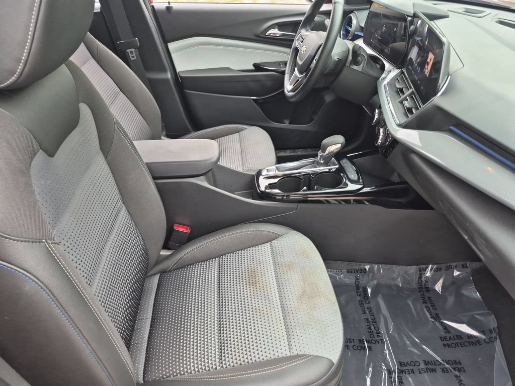 Used 2025 Chevrolet Trax LT w/ LT Convenience Package FWD image 30