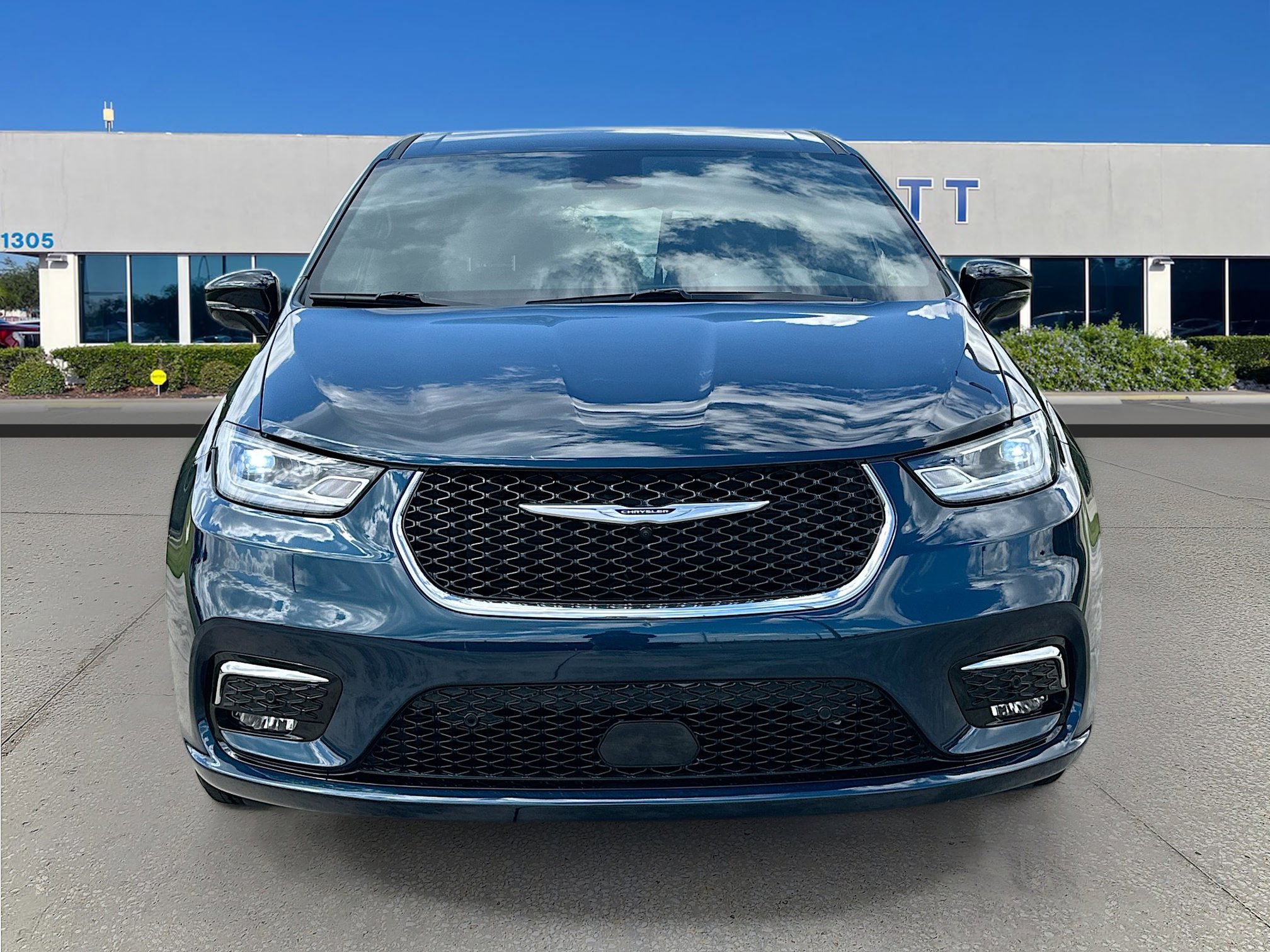 Used 2025 Chrysler Pacifica Select FWD image 2