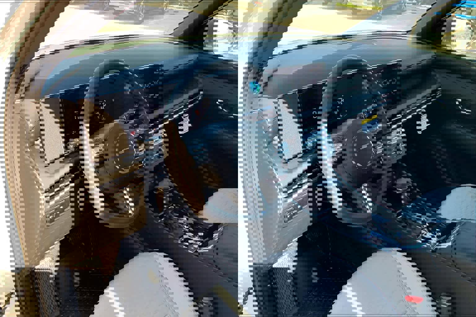 Used 2025 Hyundai Santa Cruz SE image 9