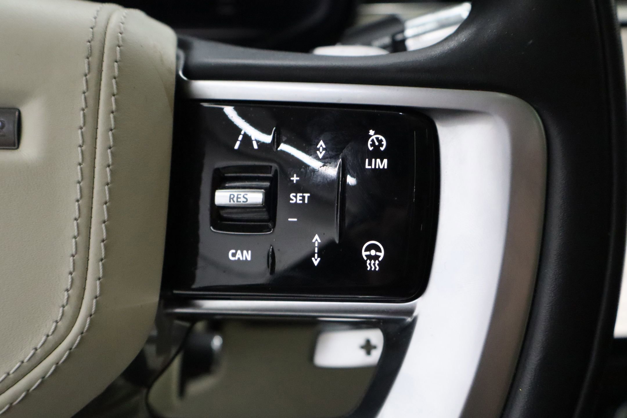 Used 2022 Land Rover Range Rover Long Wheelbase SE image 17