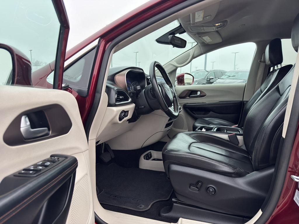 Used 2017 Chrysler Pacifica Touring-L image 10