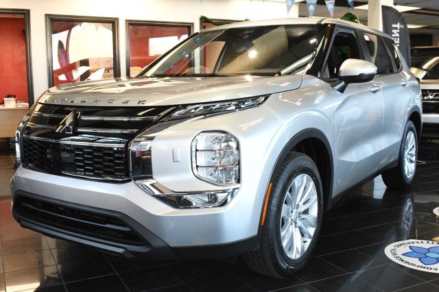 New 2026 Mitsubishi Outlander ES