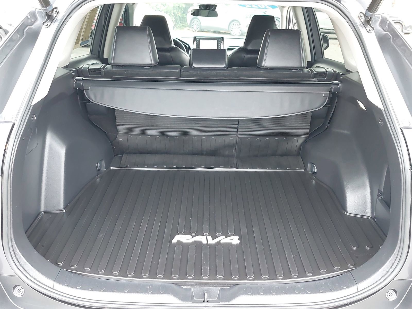 Used 2022 Toyota RAV4 XLE Premium FWD image 12