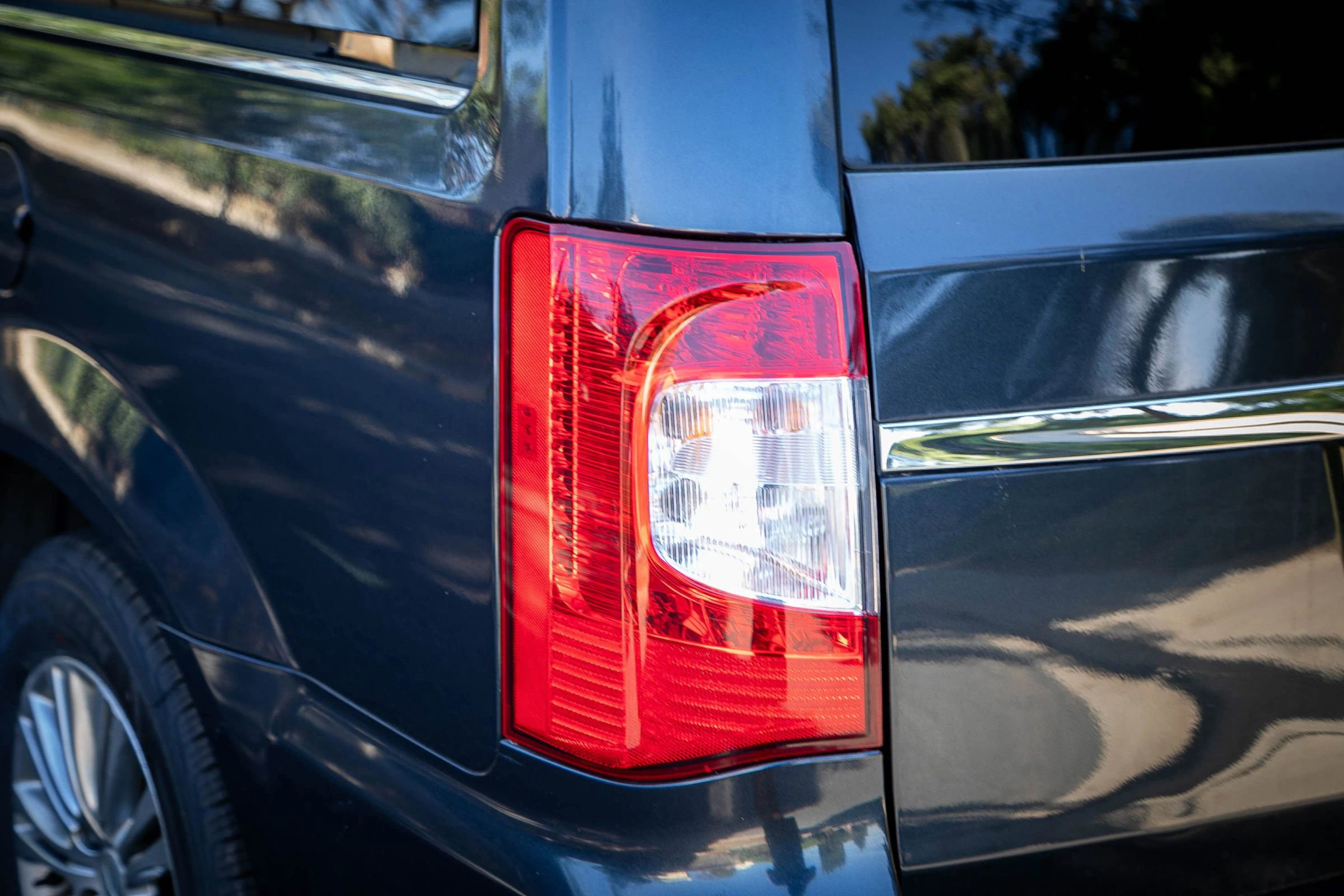 Used 2013 Chrysler Town & Country Touring-L w/ Driver Convenience Group image 12