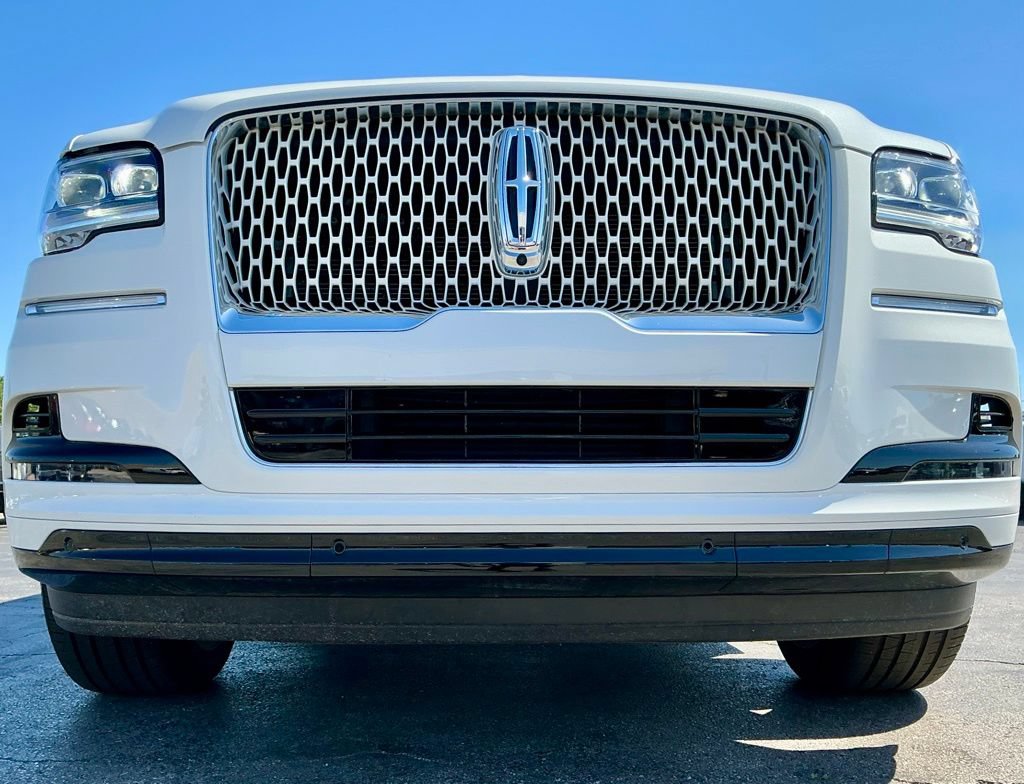 Used 2024 Lincoln Navigator Reserve w/ Monochromatic Package AWD/4WD image 9