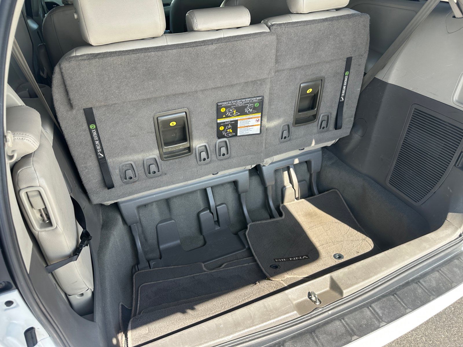 Used 2020 Toyota Sienna LE w/ Carpet Mat Package FWD image 26