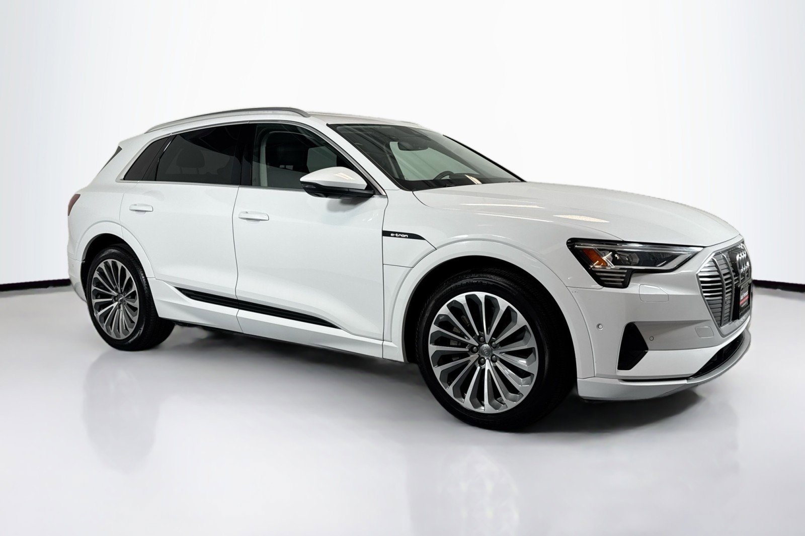 Used 2019 Audi e-tron Prestige w/ Prestige Package image 3